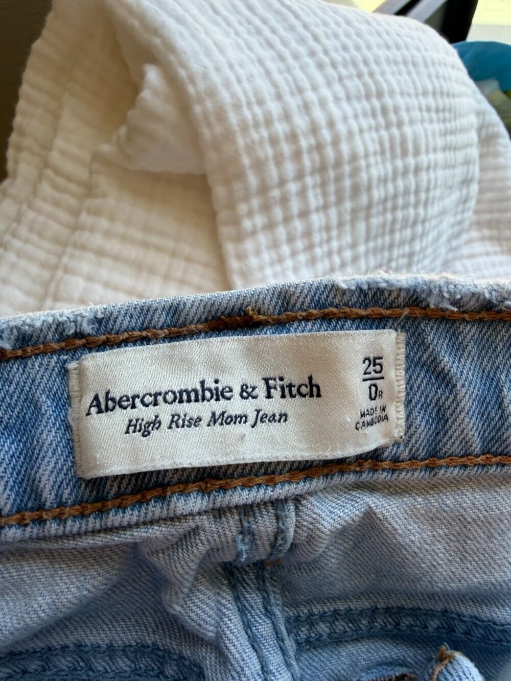 Abercrombie High Rise Mom Jean Light Wash Distressed Raw Hem 25/0R - Picture 7 of 8